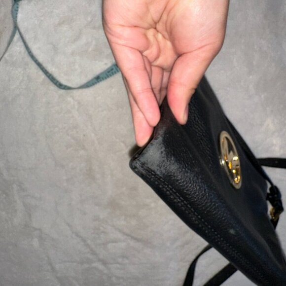 Elevate your style with this stunning Michael Kors crossbody bag. Crafted from l - Picture 11 of 13